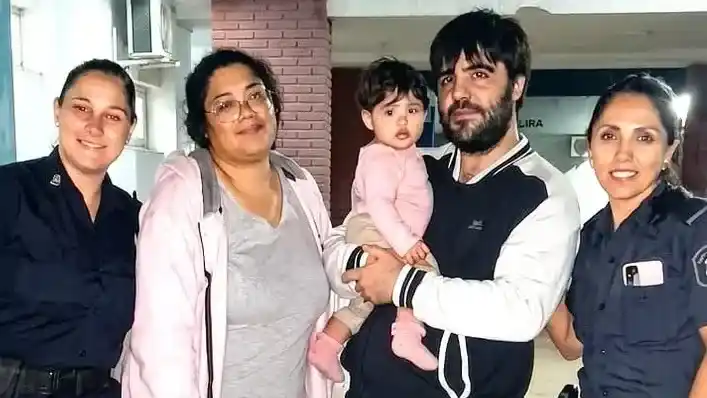 La sargento Micaela López y la subteniente Daiana Rodríguez, junto con los padres y la bebe.