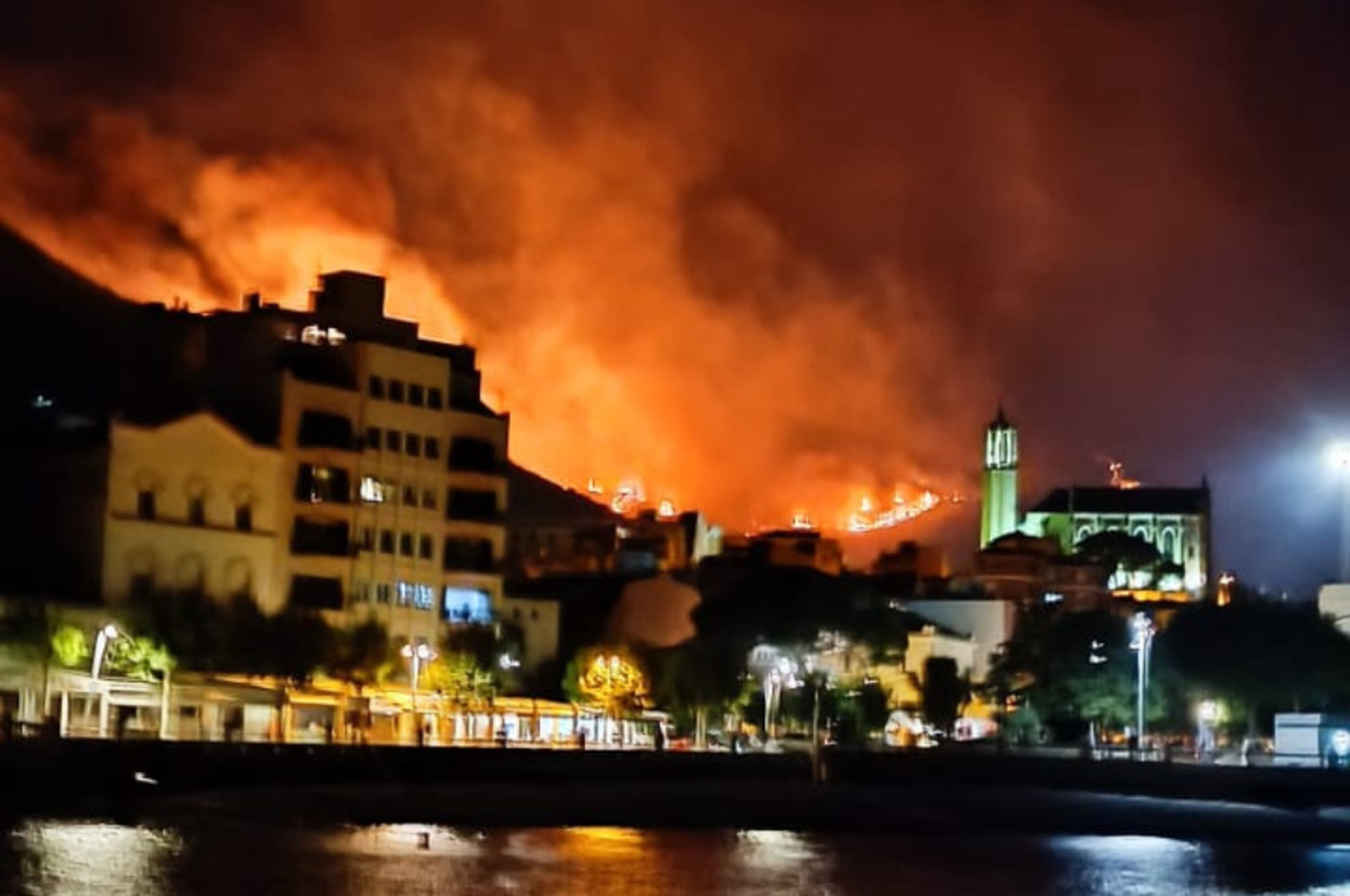 Un feroz incendio forestal afecta a España y Francia