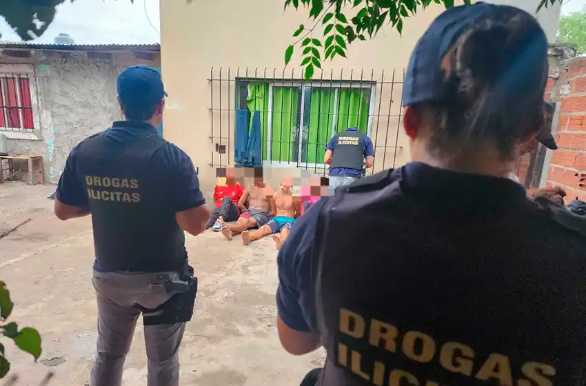 Detuvieron a dos personas tras allanamientos por venta de drogas en el barrio Juramento