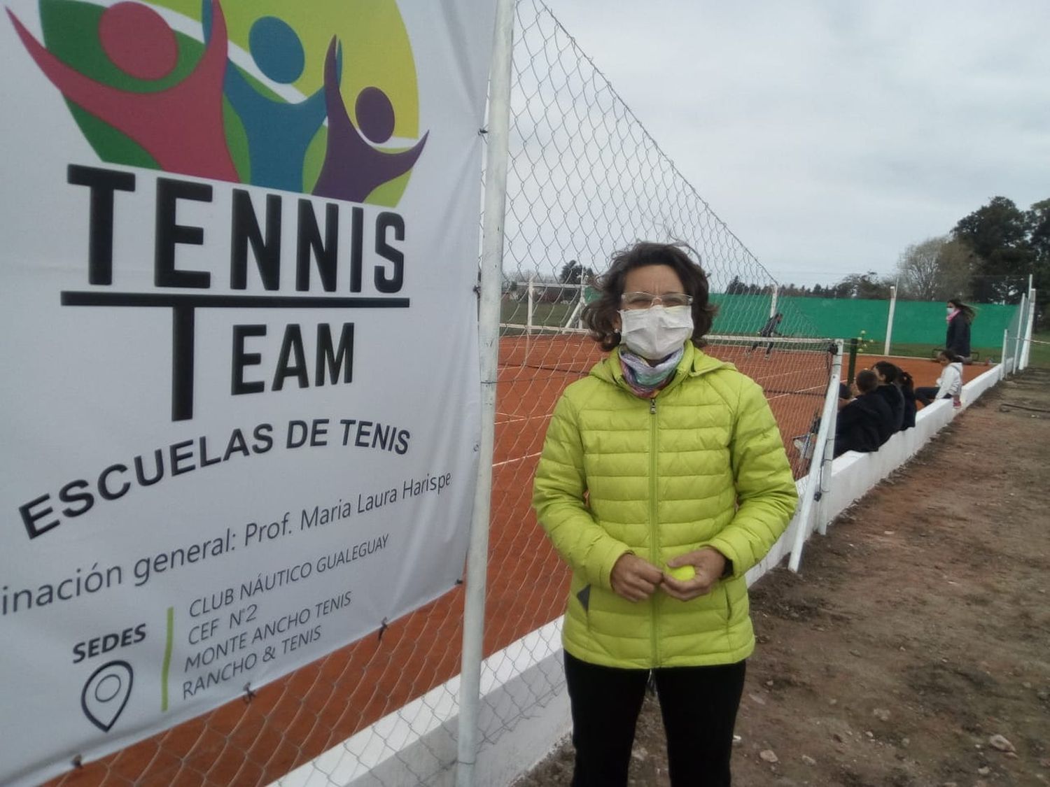 La profesora Harispe y el Tenis Team en acción