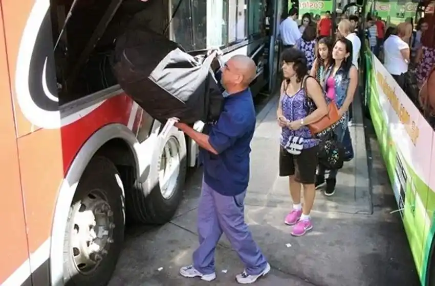 Otra vez conflicto en la Terminal: maleteros están en estado de alerta y movilización por «incumplimiento» de ordenanza municipal