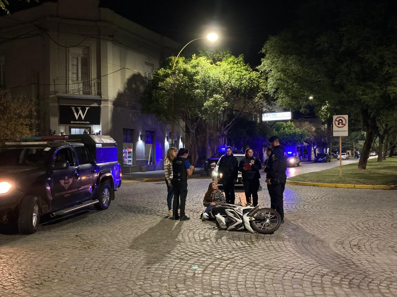 Accidente de tránsito en pleno centro: trasladan a una motociclista al hospital