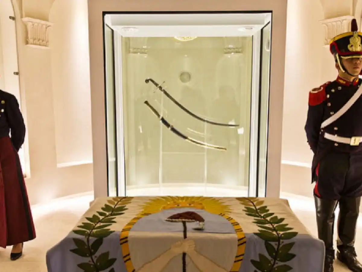 Coronado de gloria: ¿qué secreto escondía el sable de San Martín?