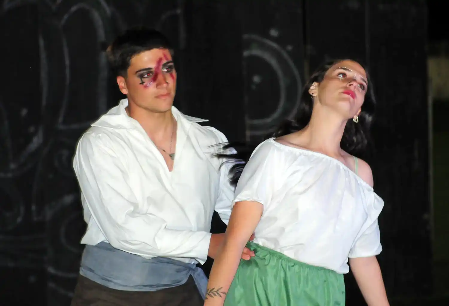 Con coreografías y una historia de piratas, los egresados disfrutaron de la farándula.