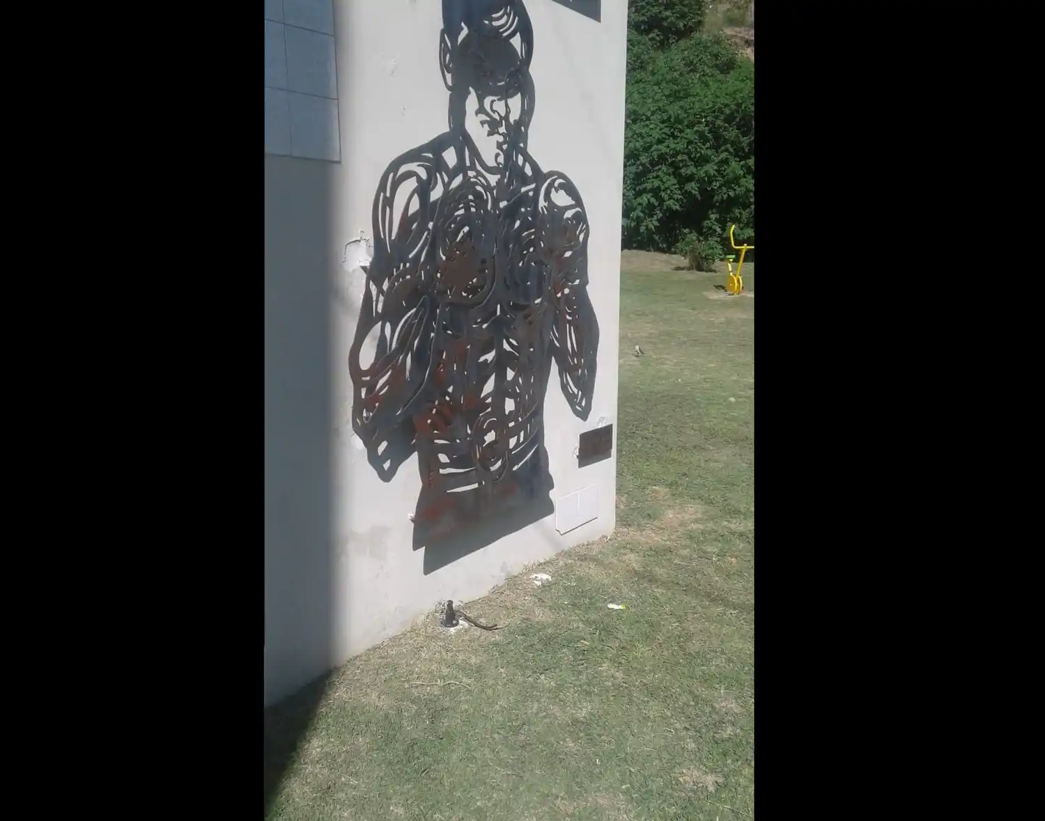 Le robaron los reflectores a la escultura de Lorenzo García