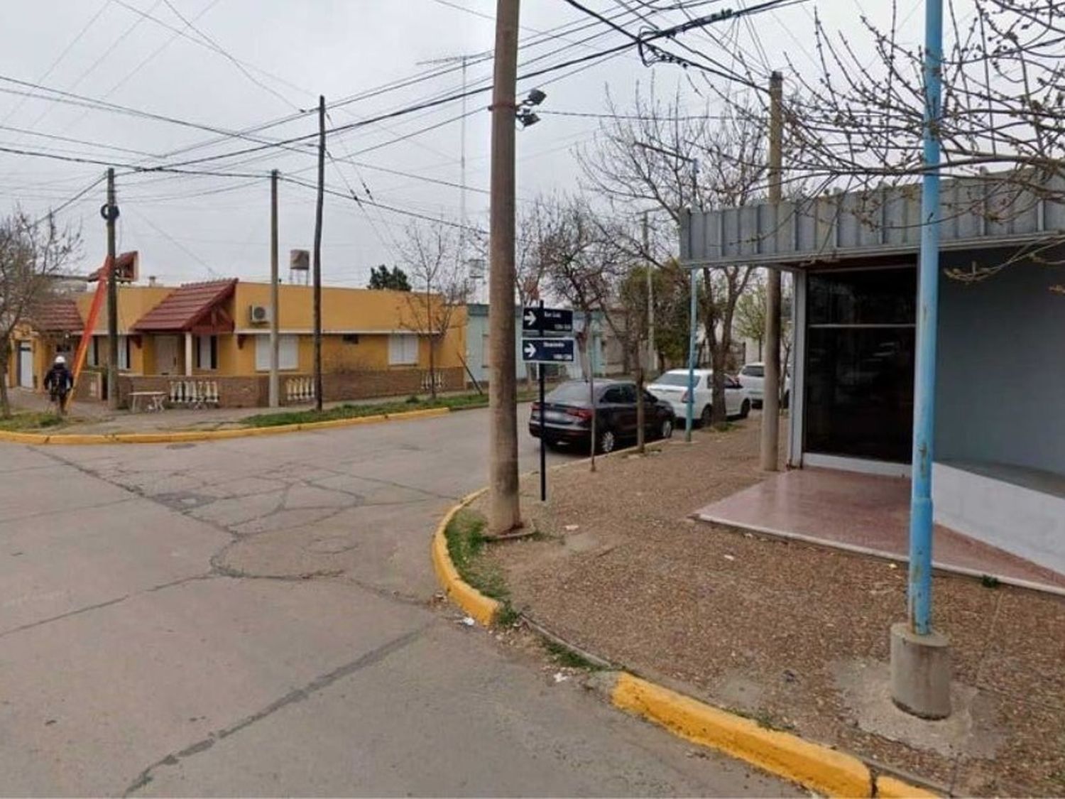 un tipo destrozo un edificio de la epe con un pico 2