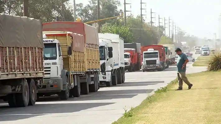 Camiones en espera sobre las avenidas de Necochea: SIUNFLETRA reclamó 'espacios de espera habilitados'