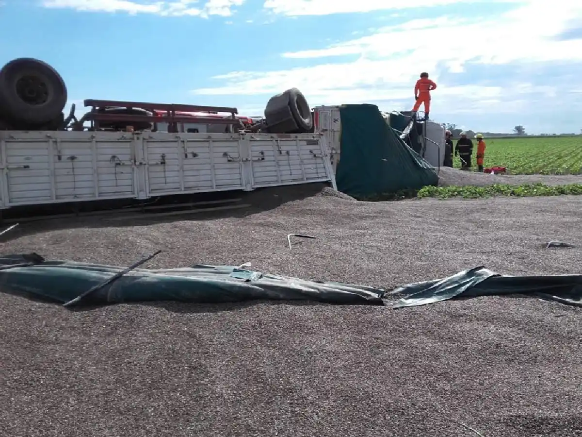 Un hombre murió al volcar el camión que manejaba en Freyre