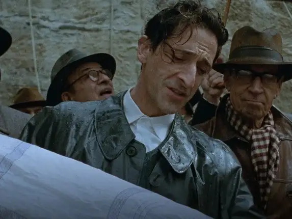 Adrien Brody protagoniza "El brutalista"; una de las películas con más chances de ganar el Oscar.