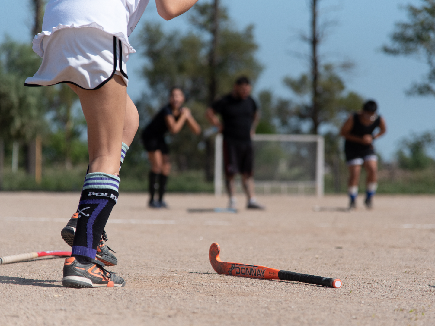 El Polideportivo Municipal ya cuenta con su nueva cancha de hockey de tierra batida
