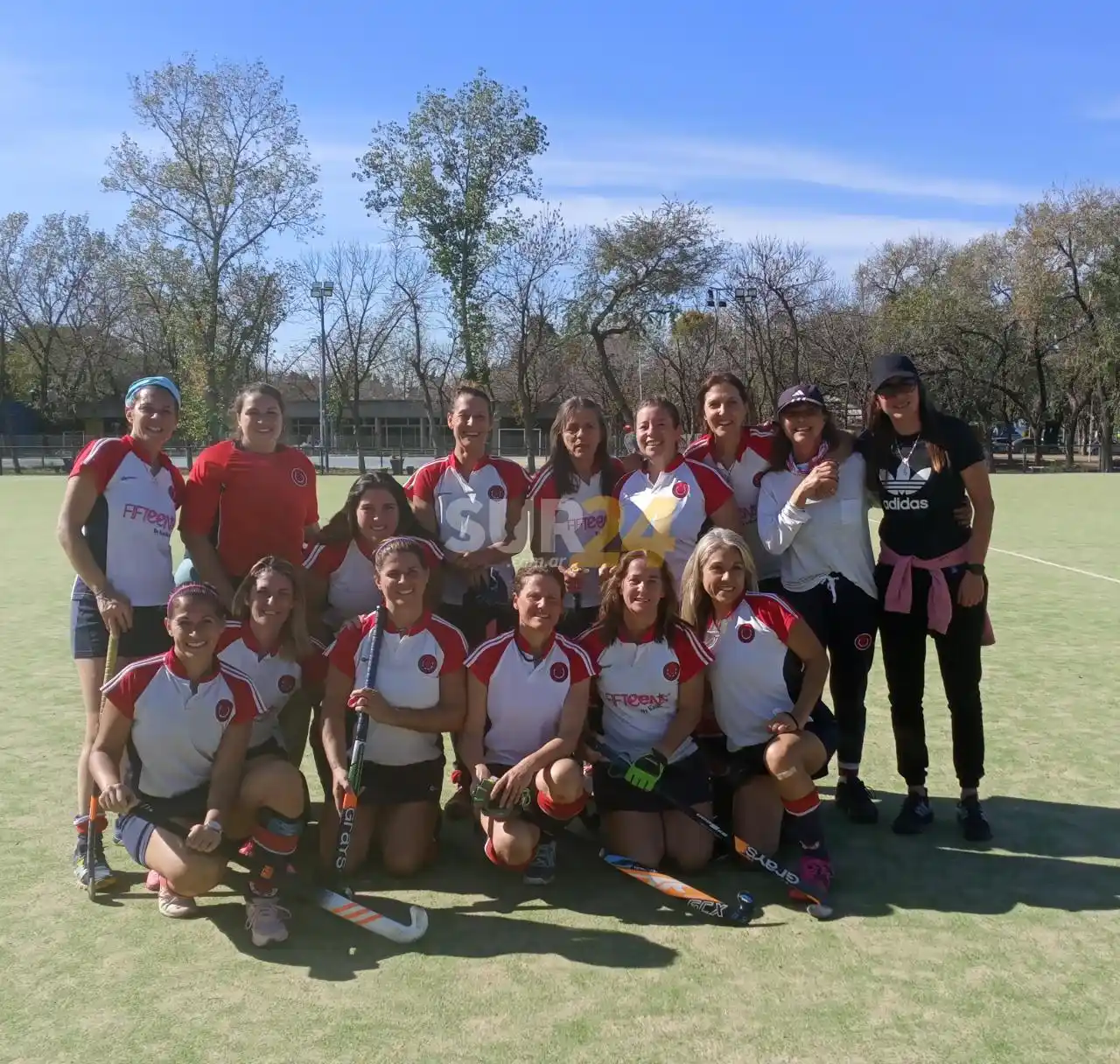 Las “Mamis” del Hockey del Jockey Club están en los puestos de arriba en el Torneo de Rosario  