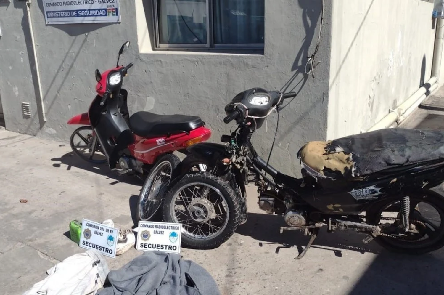 El día 12 y 14 de abril se produjeron los robos de estos dos vehículos, una moto Motomel 110cc de color rojo, y una moto Guerrero Trip 110 cc de color negro.