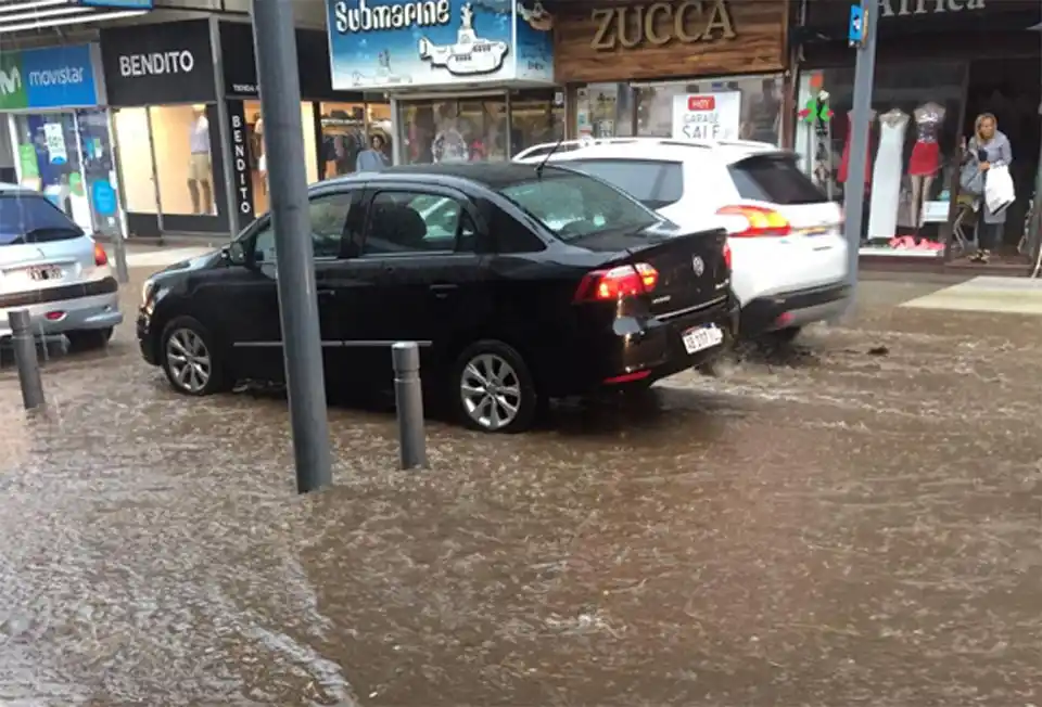 Fuerte tormenta sobre Tandil provocó calles anegadas y cortes de energía 