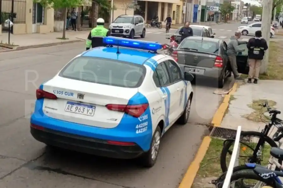 Accidente en el barrio Mora entre un auto y una motocicleta: un hombre resultó lesionado en una de sus extremidades