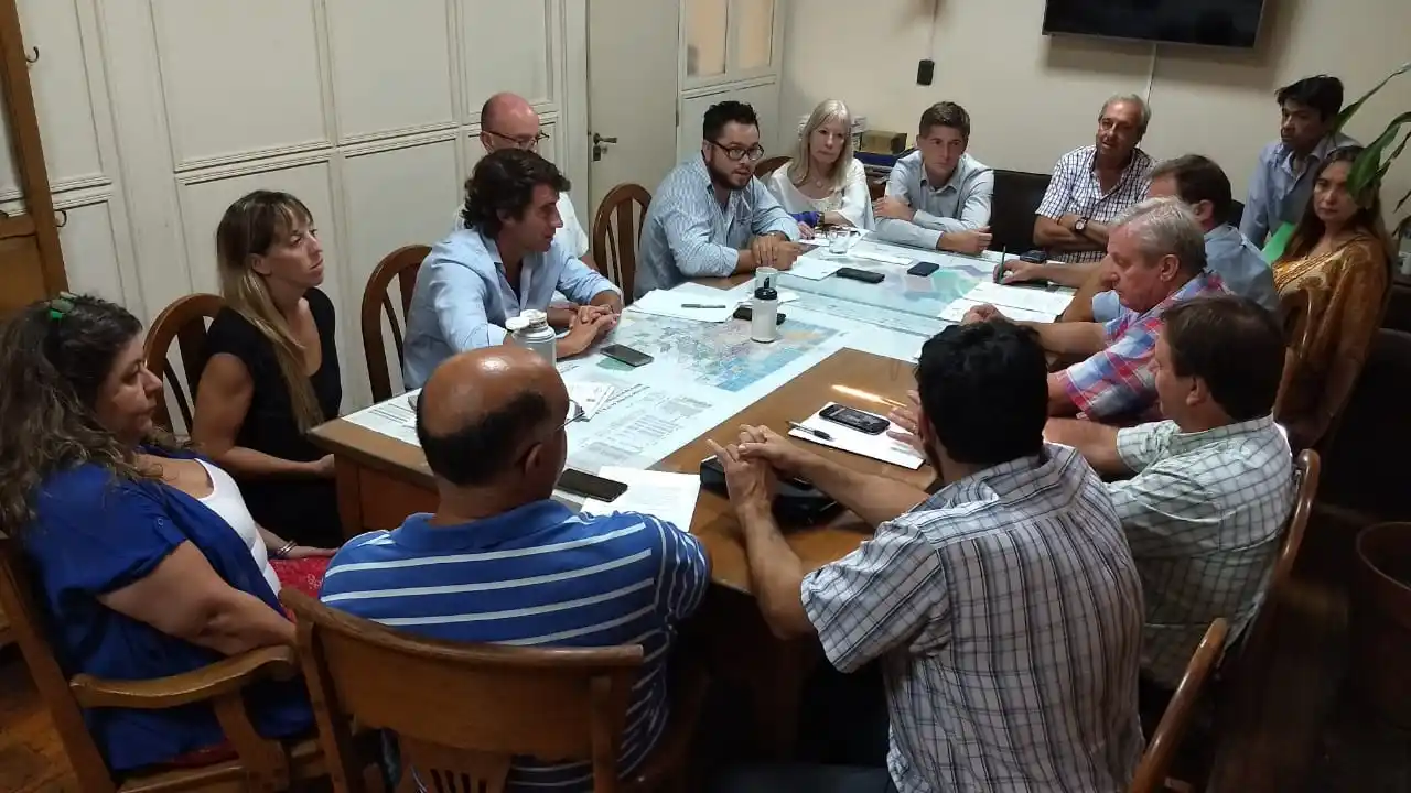 El Concejo mantiene en debate el proyecto para que edificios produzcan energías limpias