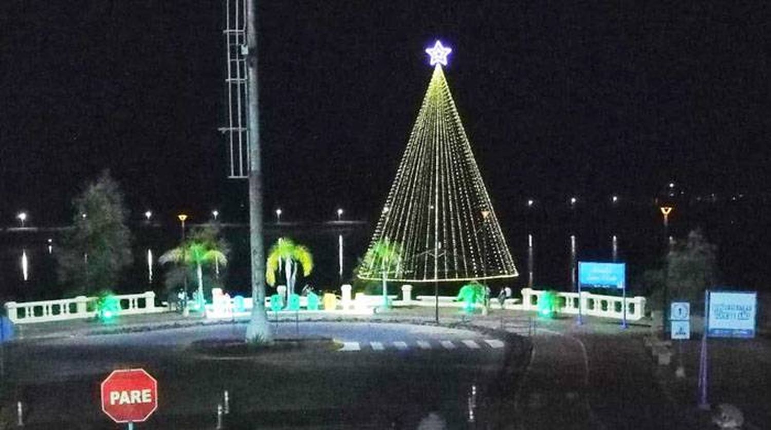 Un arbolito de 15 metros ilumina la Navidad en Concordia