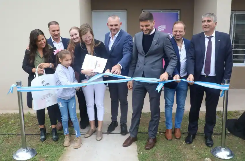 Pullaro entregó viviendas y firmó convenios con aumentos del 300% en partidas para niñez