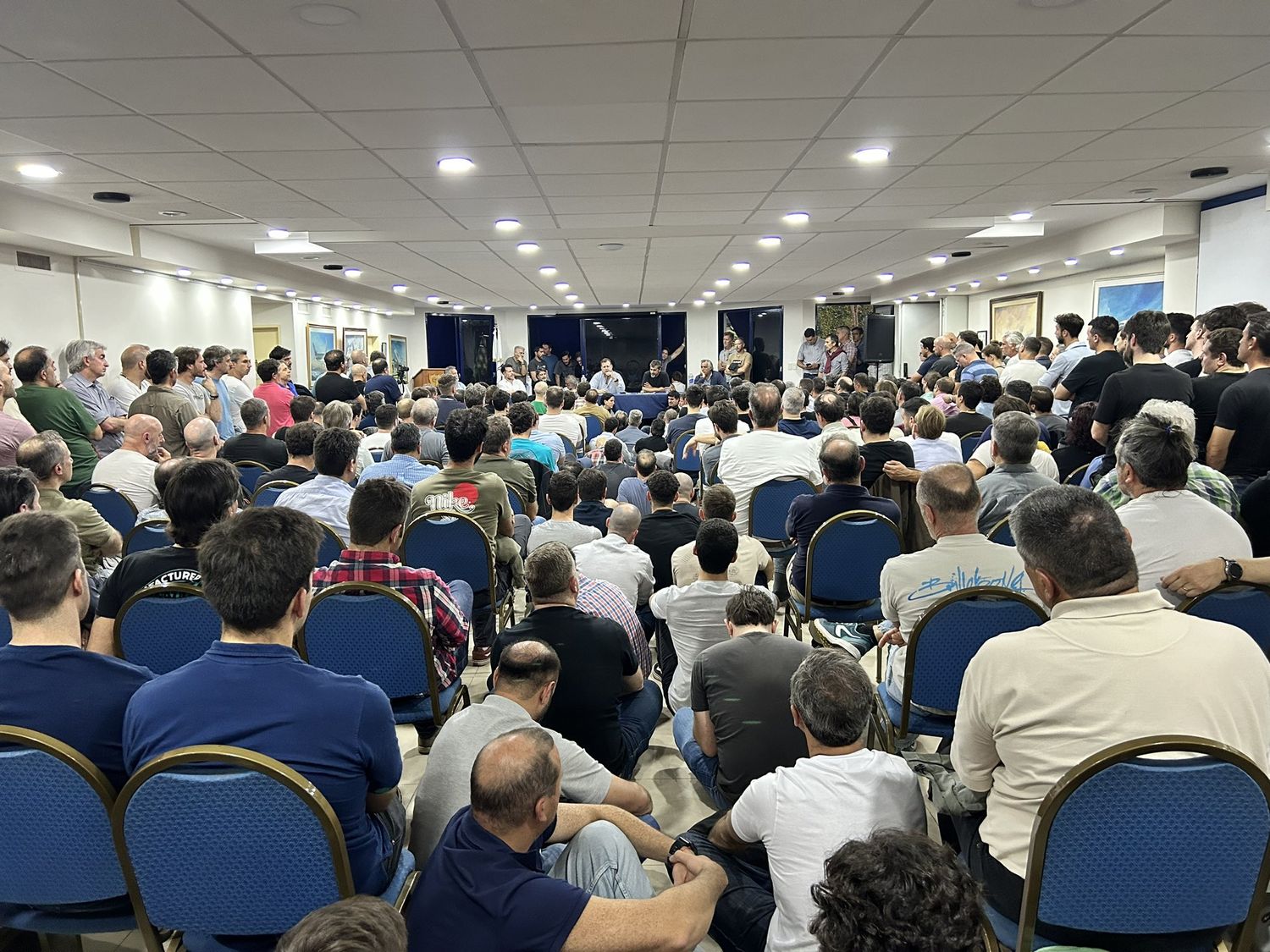 Los pilotos de Aerolíneas Argentinas resolvieron en asamblea profundizar el conflicto