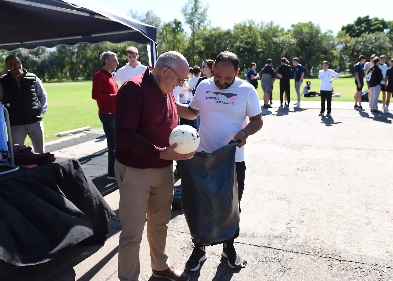 distribución de bolsas deportivas a cada escuela participante, equipadas con elementos esenciales para la práctica deportiva