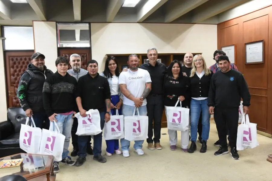Castellano junto a trabajadores municipales que realizan sus estudios secundarios