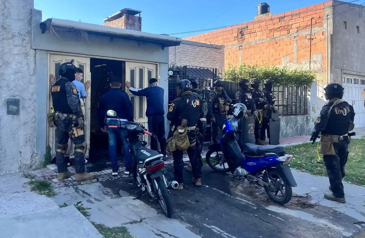 La vivienda fue allanada tras una investigación que seguía el rastro del robo de un auto.