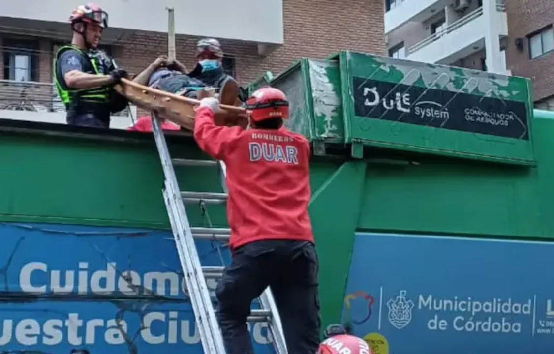 El hombre se había metido en el contenedor para protegerse del frío y la lluvia. (Foto: Policía de Córdoba)