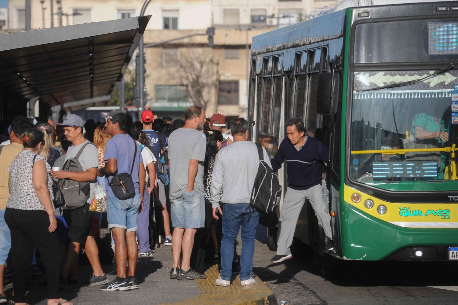 Foto: Largas filas en el centro de trasbordo de Moreno.