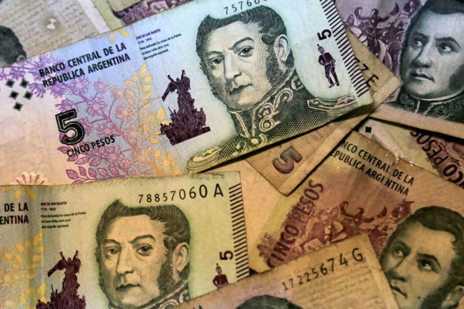 Quieren reunir los billetes de $5 que salen de circulación para donarlo a un hospital