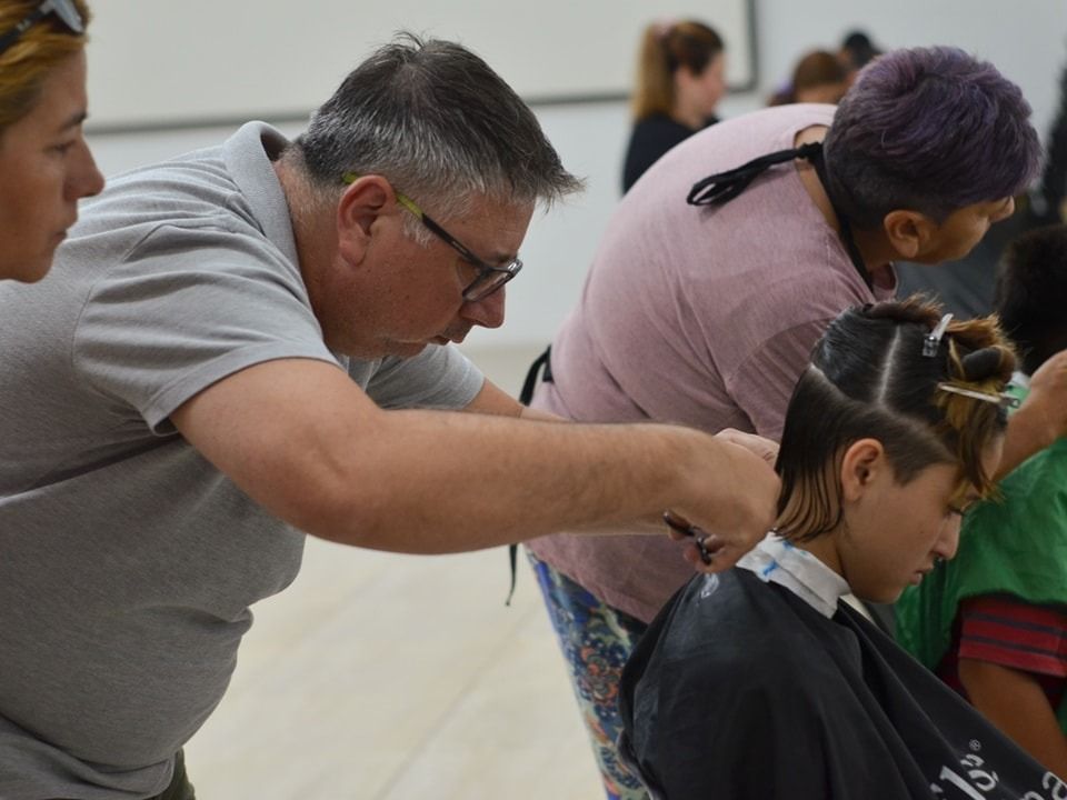 Terminó el taller de barbería y corte masculino