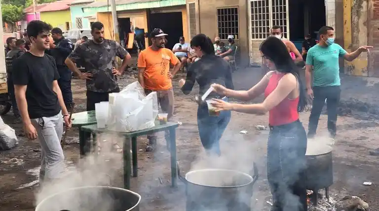 ¡SOLIDARIA! Influencer Surthy Cooks cocinó para los damnificados de Cumanacoa