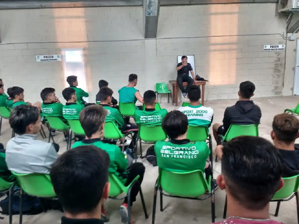 Domizi brindó una charla para los juveniles de Sportivo