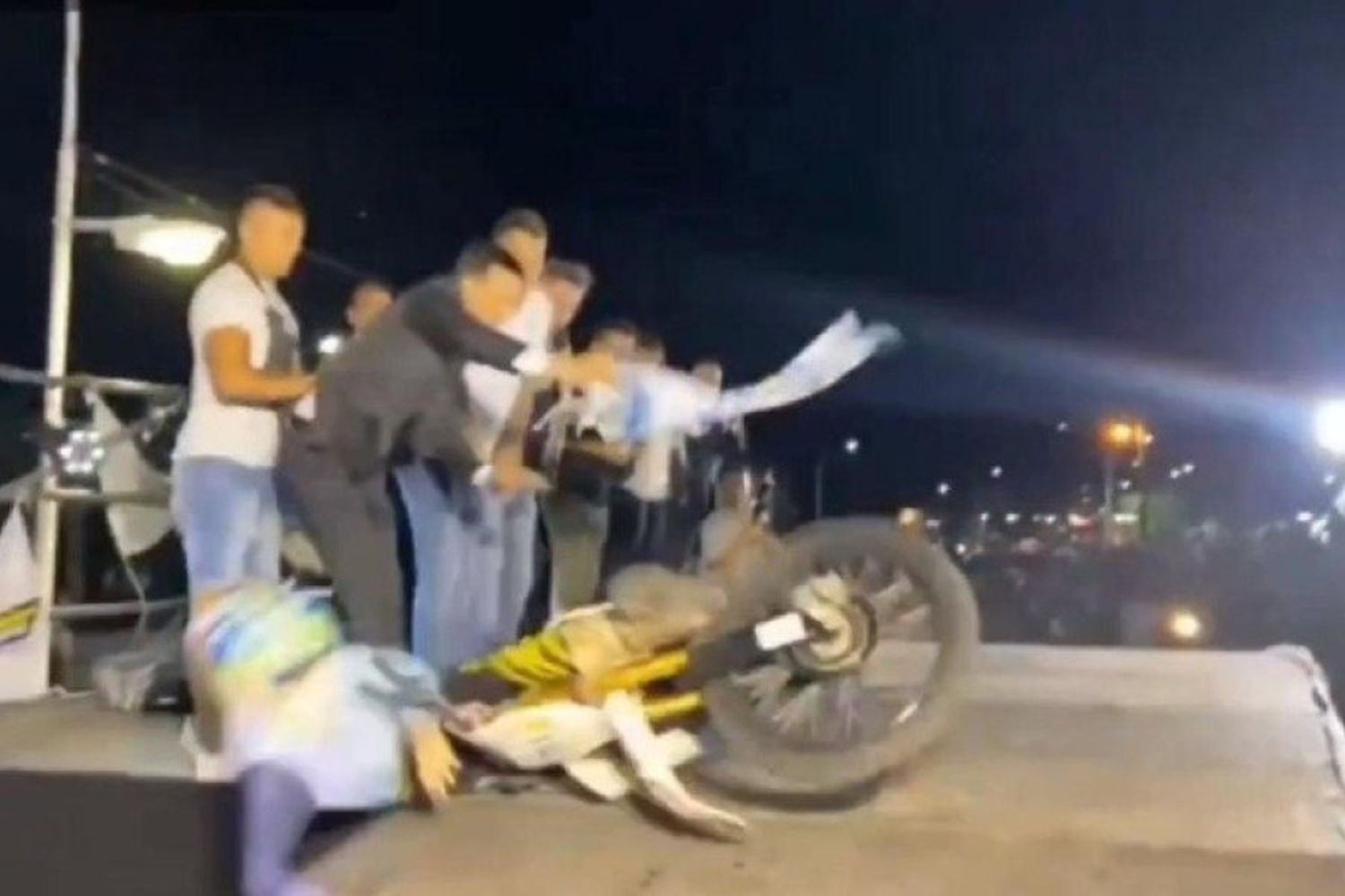 VIDEO | Un motociclista perdió el control, chocó a un intendente y lo tiró de un escenario