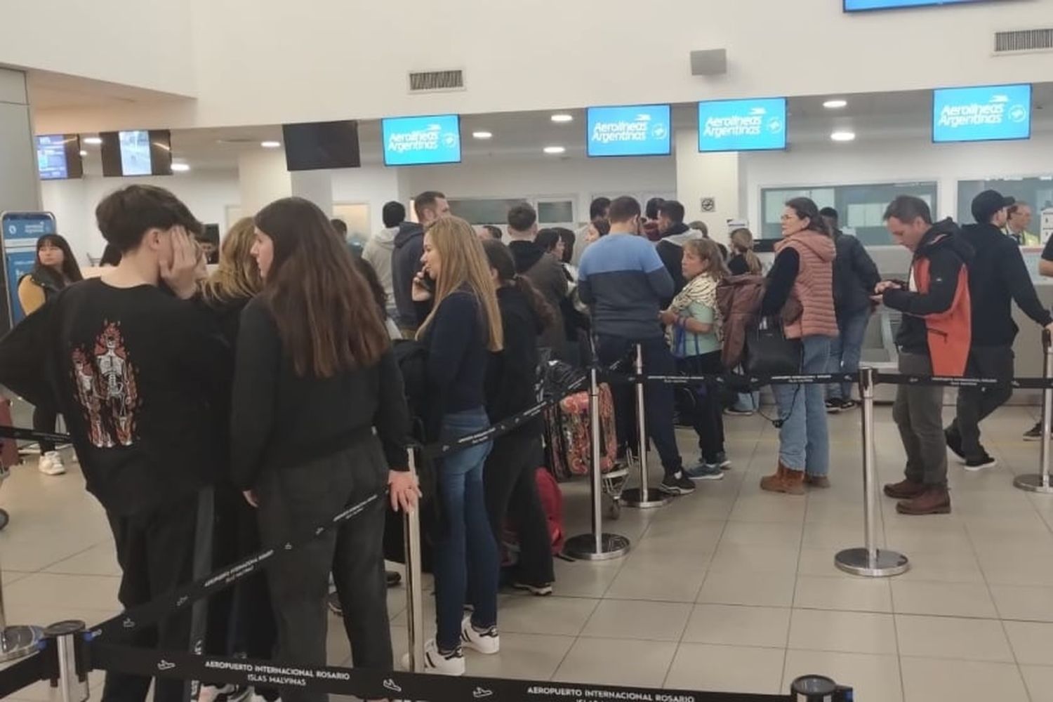 Demoras y cancelaciones de vuelos en el  Aeropuerto de Rosario por una falla en el sistema de Aerolíneas Argentinas