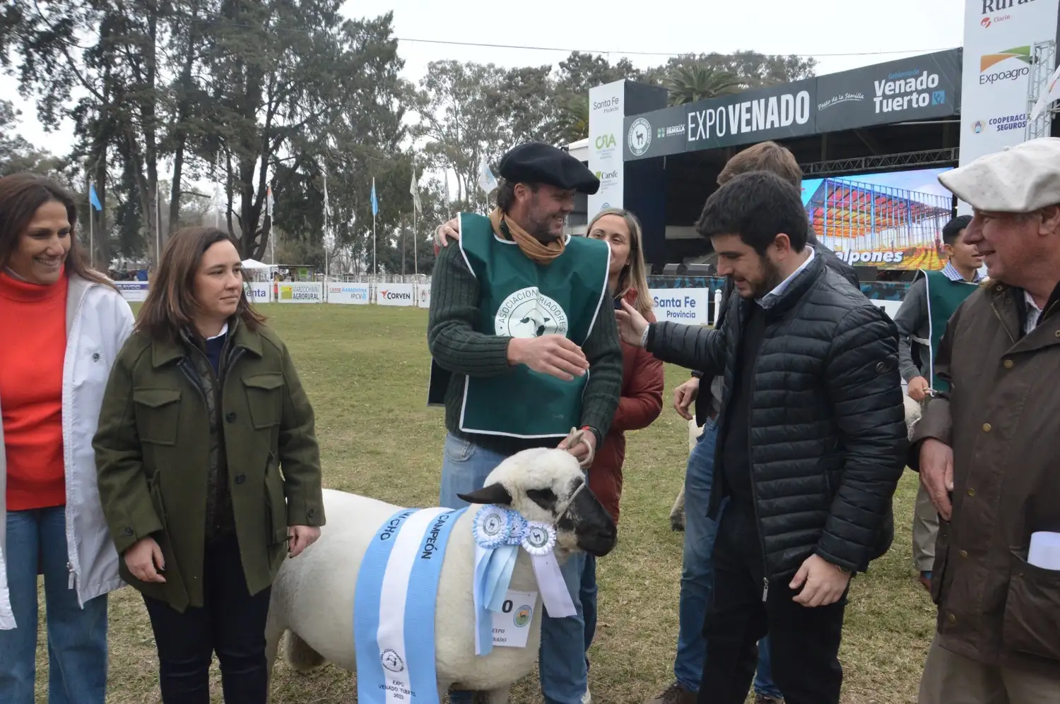 El intendente Chiarella y la presidenta de la Sociedad Rural, Noelia Castagnani, junto a productores en la jura de ovinos de la 89° edición de ExpoVenado. Foto: MVT
