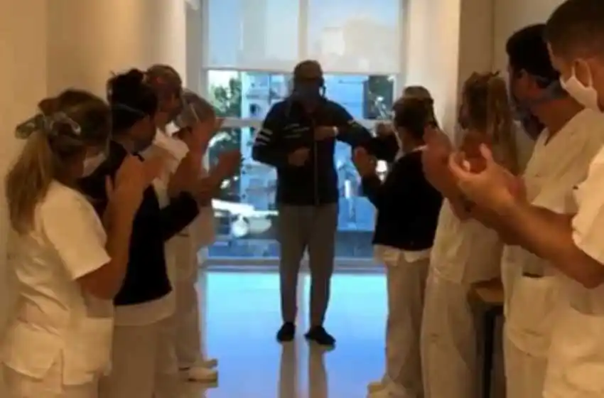 Se recuperó de coronavirus y médicos del Sanatorio Parque lo aplaudieron como un héroe: «Hicimos todo para que vuelvas a casa»