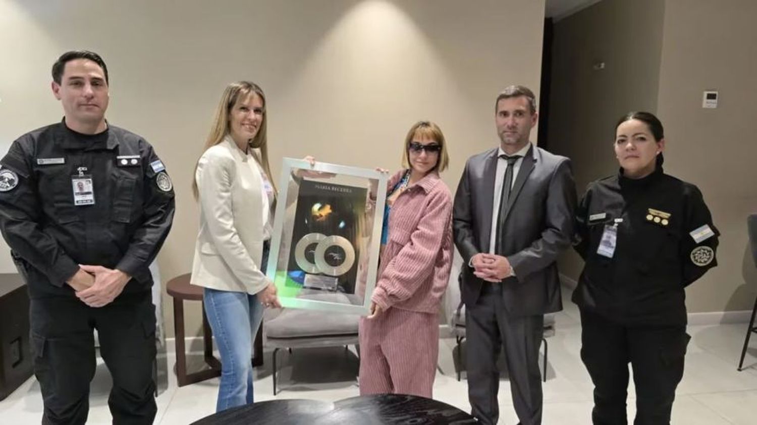 María Becerra celebró la recuperación del doble disco de platino que le habían robado