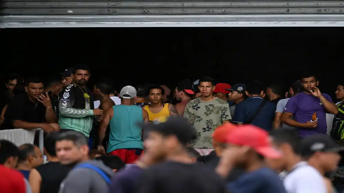 Venezolanos en Panamá ESPERAN HACINADOS EN UN GALPÓN que los regresen al país