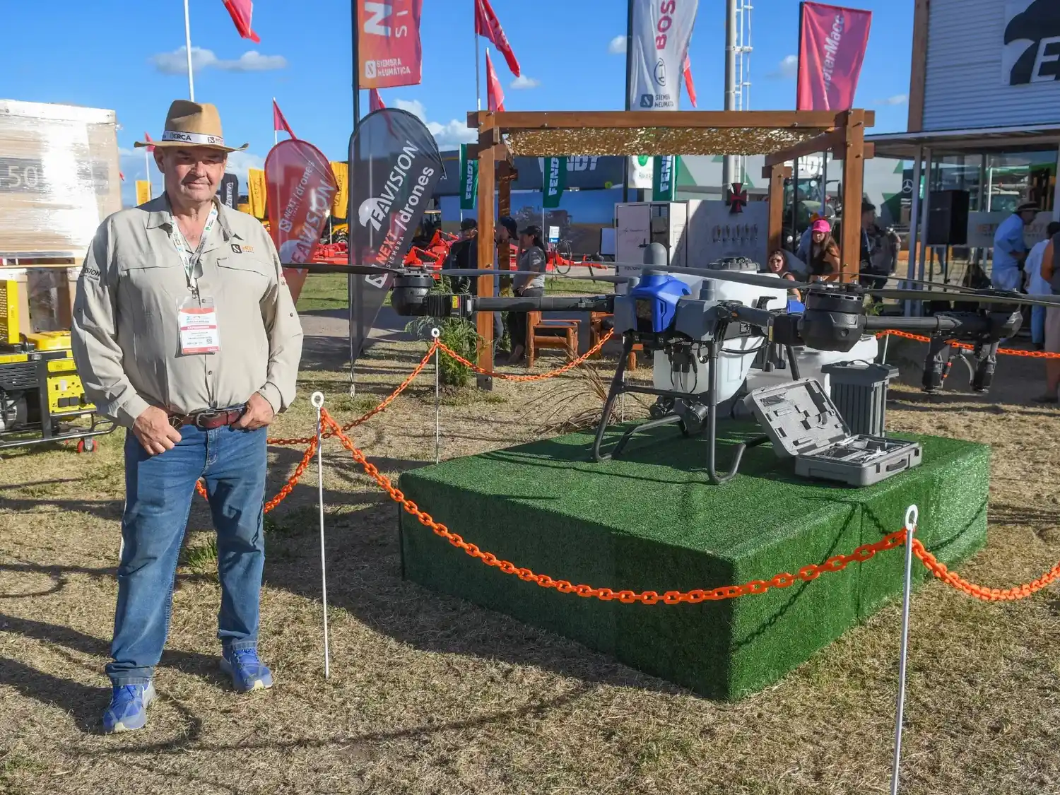 Esteban Tablón junto a uno de los drones agrícolas.