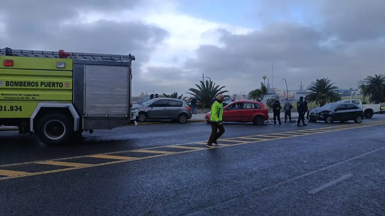 El joven manejaba el Ford Fiesta Rojo.