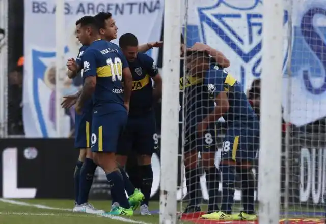 Boca vapuleó a Vélez en Liniers, con un Benedetto intratable