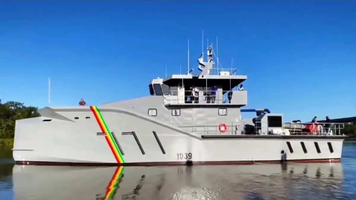 Presidente de Guyana muestra su nuevo barco de guerra