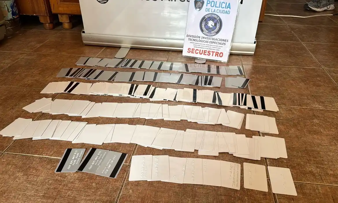 Se hacía pasar por agente de viajes, vendía servicios y los pagaba con tarjetas que clonaba