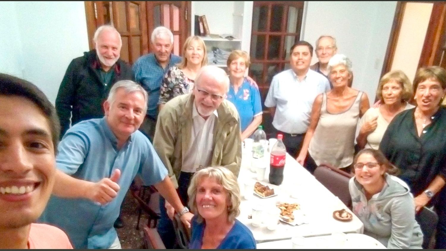 Festejo. Bokalic junto a la comunidad parroquial, entre ellos, Franco Gussoni