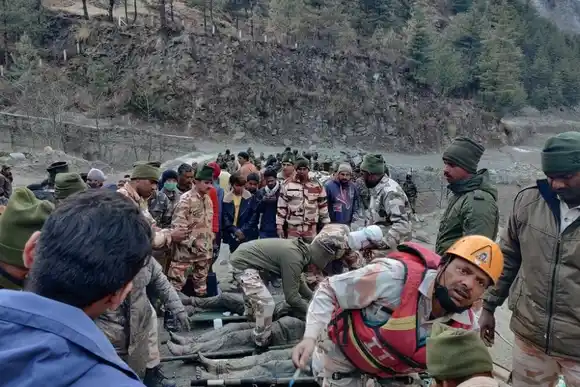 Tragedia: 14 muertos y 102 desaparecidos tras el desborde de un lago glaciar en India