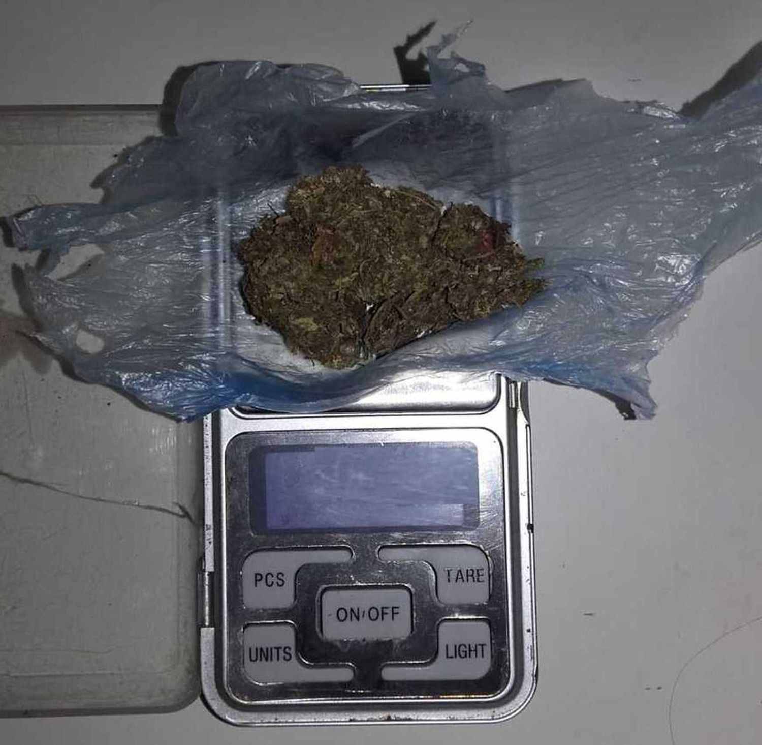 La Policía secuestró varios gramos de marihuana 
y aprehendió a cuatro hombres y dos menores