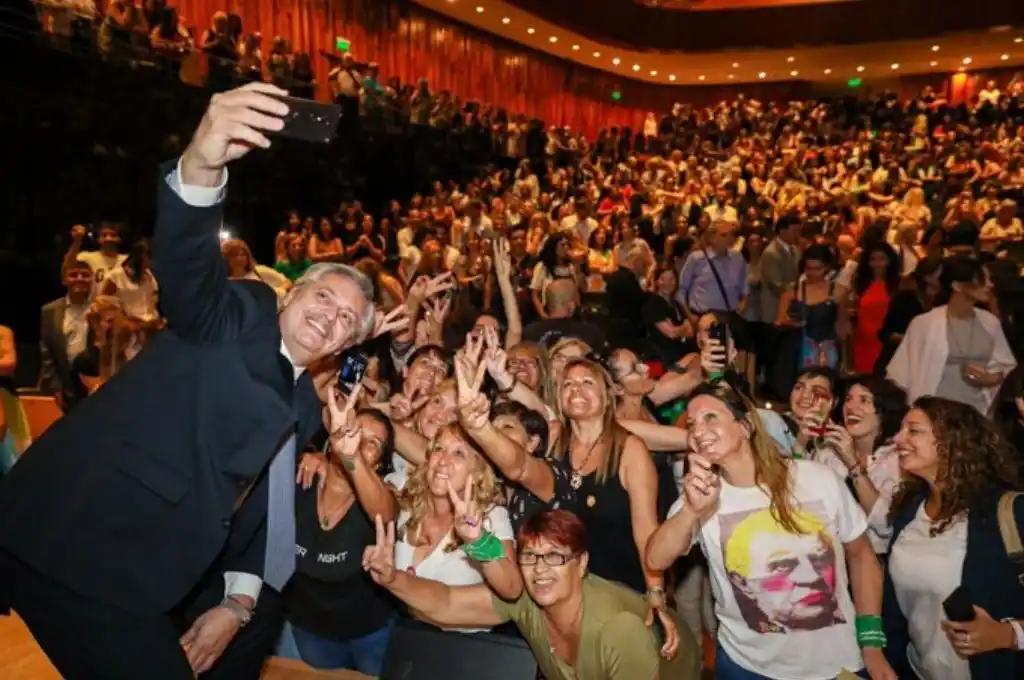 “Me enseñaron a no decirles feliz día”, afirmó Fernández