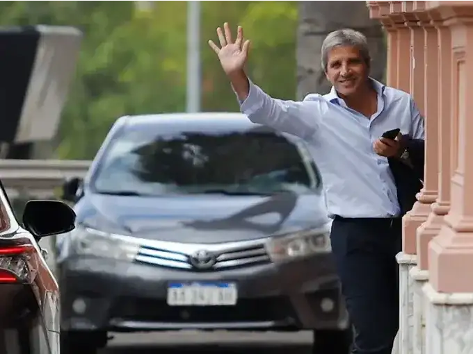 Caputo admitió que la inflación podría aumentar y habló sobre las retenciones