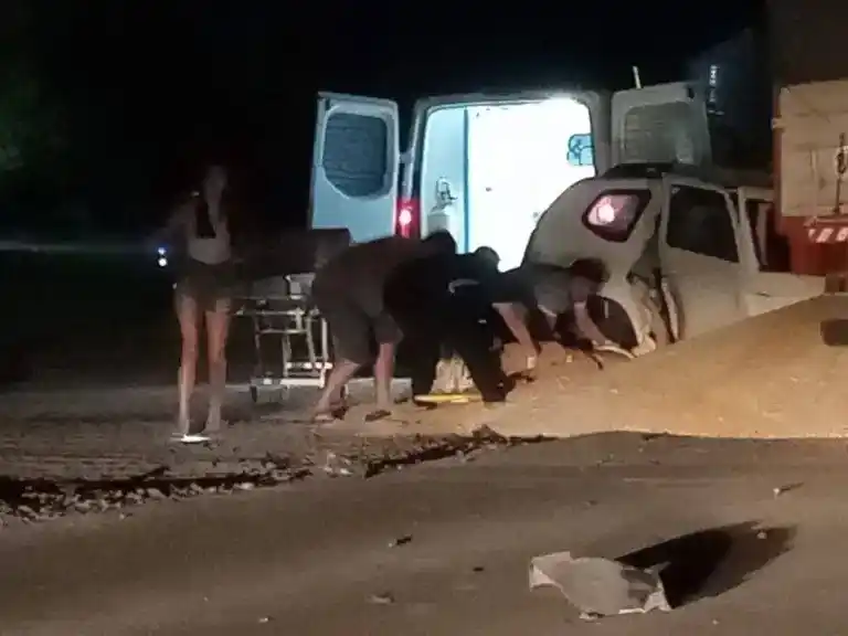 Una familia entrerriana chocó contra un camión en la ruta: murieron tres integrantes y un menor fue hospitalizado