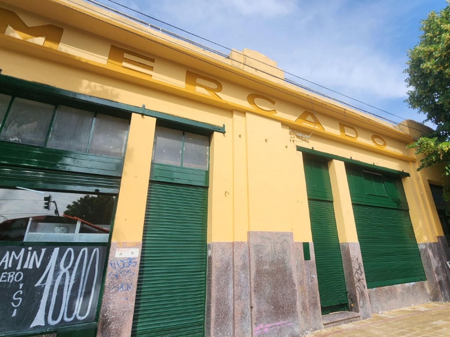 En el histórico edificio de la esquina de av. Colón y Las Heras se adecuó especialmente un sector para el funcionamiento de los distintos puestos.