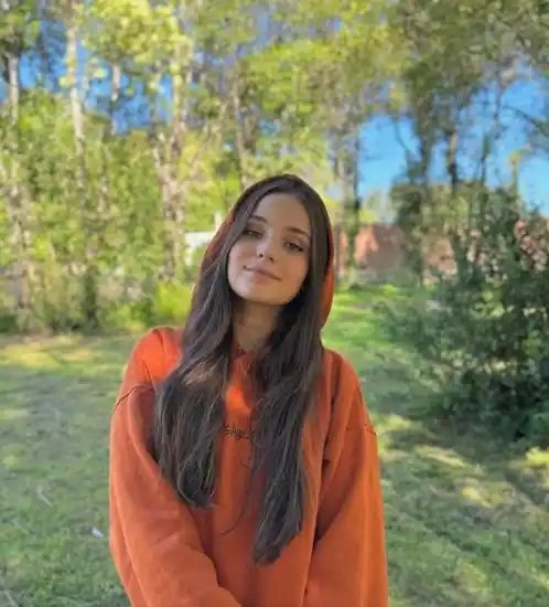 Encuentran muerta en su auto a una influencer cordobesa: detuvieron a un compañero de facultad